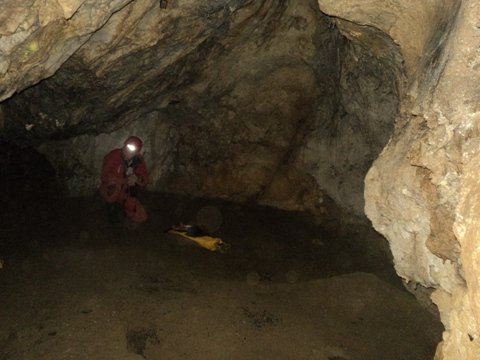 Dno večje dvorane je prekrito s poplavno ilovico.