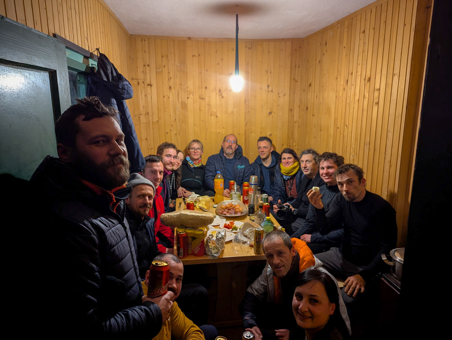 Ugotovili smo, da je koča dovolj velika tudi za 17 ljudi (16 članov in en traktorist).