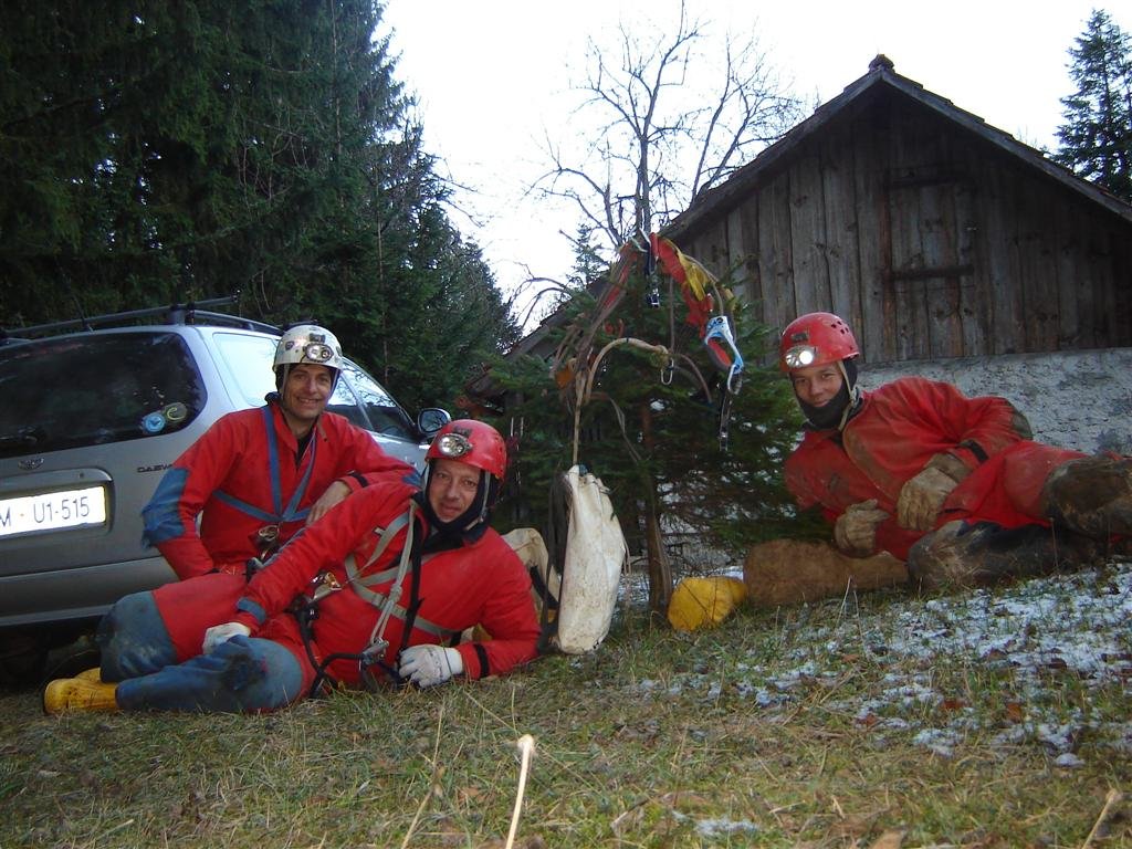 Udeleženci akcije pri okrašeni jelki. Foto Jože Tomšič.
