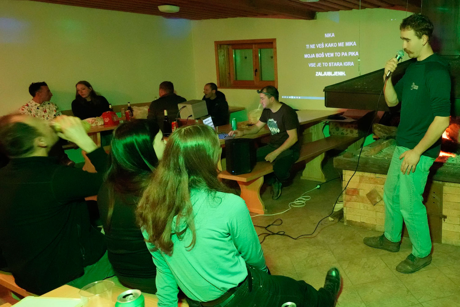 Karaoke: Nika, ti ne veš kako me mika ...